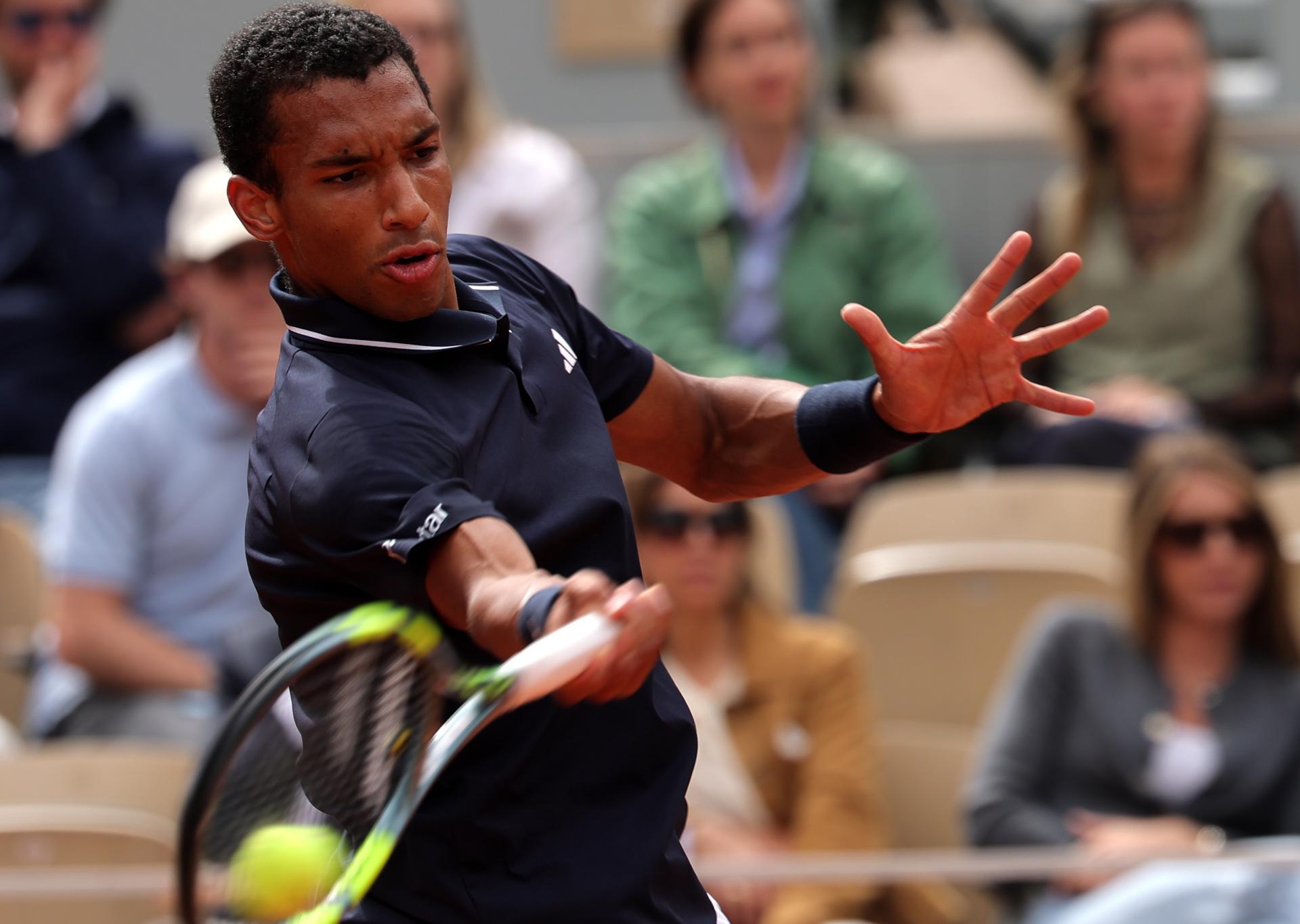 Fotografía del pasado 3 de junio, en la que puede verse al tenista canadiense Felix Auger Aliassime, durante un partido. EFE/ TERESA SUAREZ