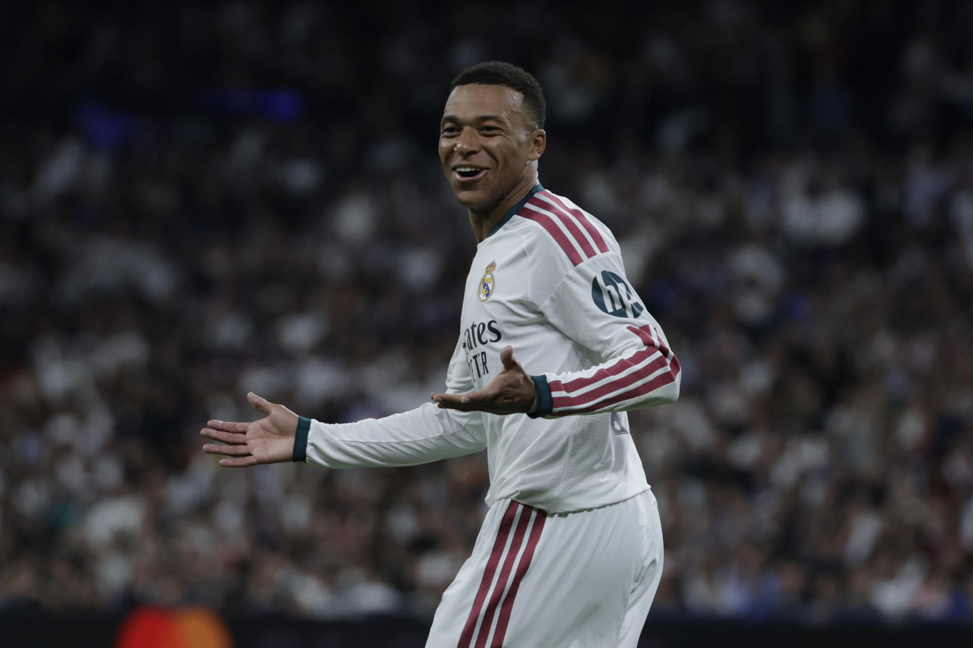 El delantero francés del Real Madrid, Kylian Mbappé, celebra el gol contra el Leipzig. EFE / Juanjo Martín.