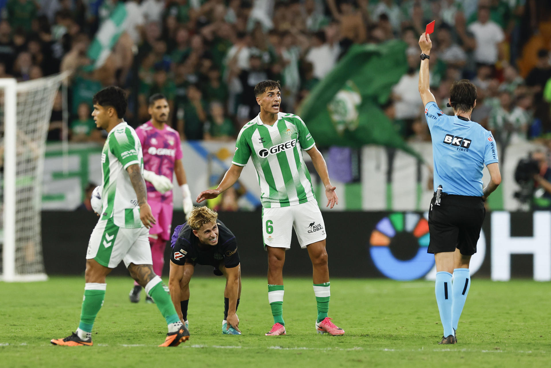 Tarjeta roja mostrada al uruguayo Facundo Bernal, del Betis, durante el partido de la jornada 9 de LaLiga entre Real Betis y FC Barcelona, el sábado en el estadio de La Cartuja, en Sevilla. EFE/ Julio Muñoz