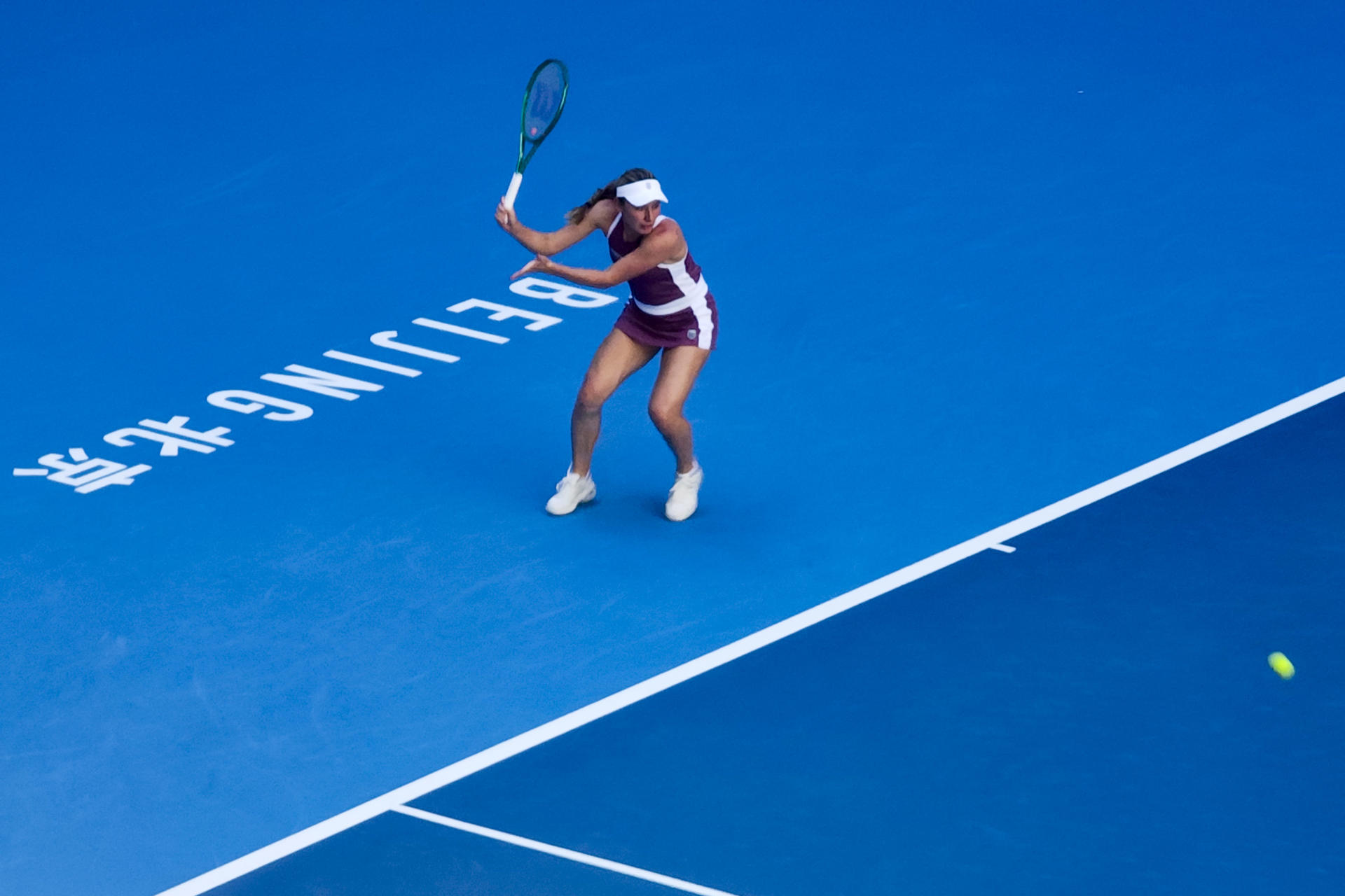 PEKÍN (CHINA), 06/10/2026.- Ekaterina Alexandrova devuelve la bola a la checa Linda Noskova durante su partido de octavos del Abierto de China, este martes, en Pekín, en el cual se impuso la tenista rusa.  EFE/ Guillermo Benavides
