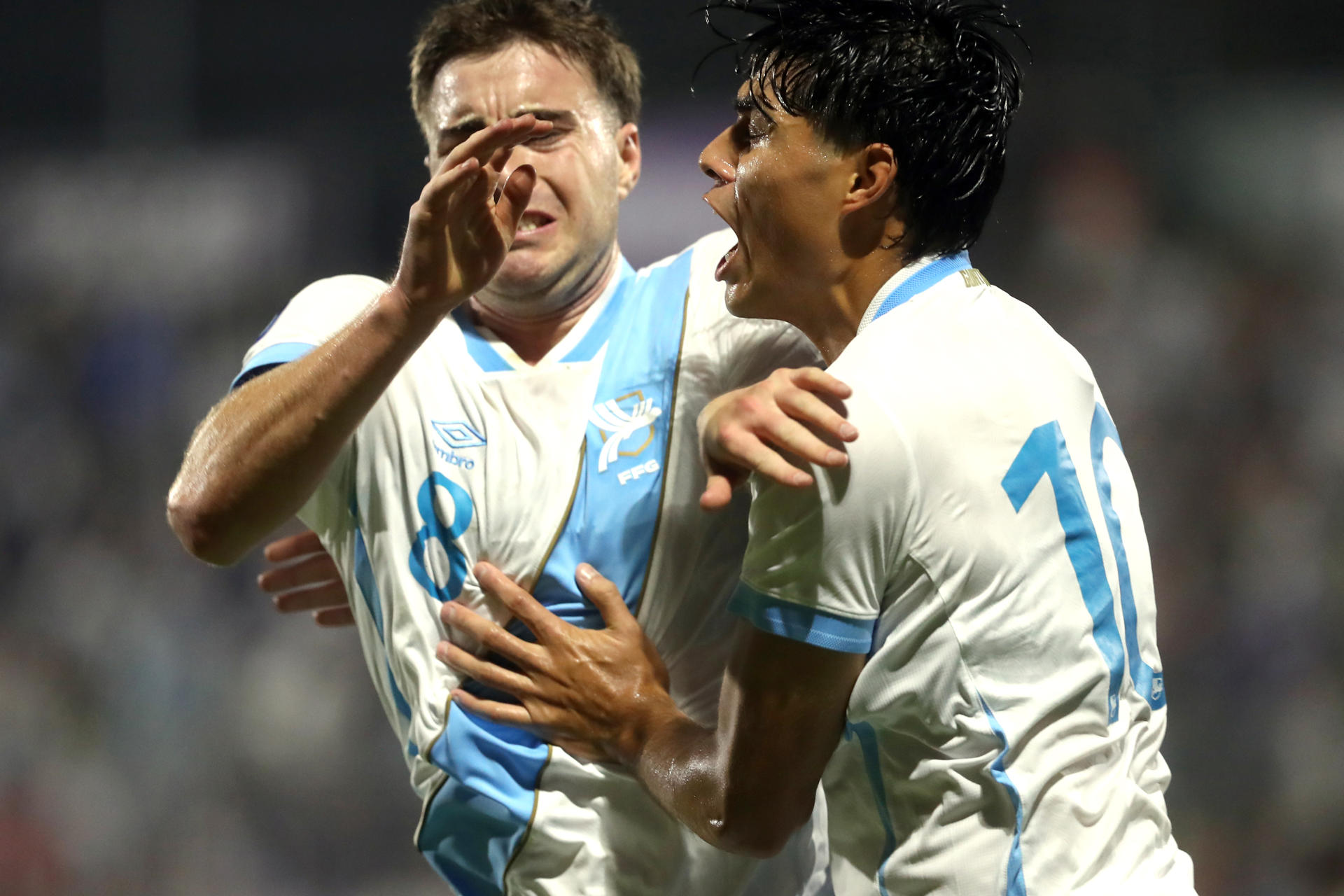Matthew Evans (i), y Olger Escobar, de Guatemala, celebran un gol en un partido de La Liga de Naciones de la Concacaf entre Guatemala y Surinam en el estadio Manuel Felipe Carrera en Ciudad de Guatemala (Guatemala). EFE/ Fernando Ruiz