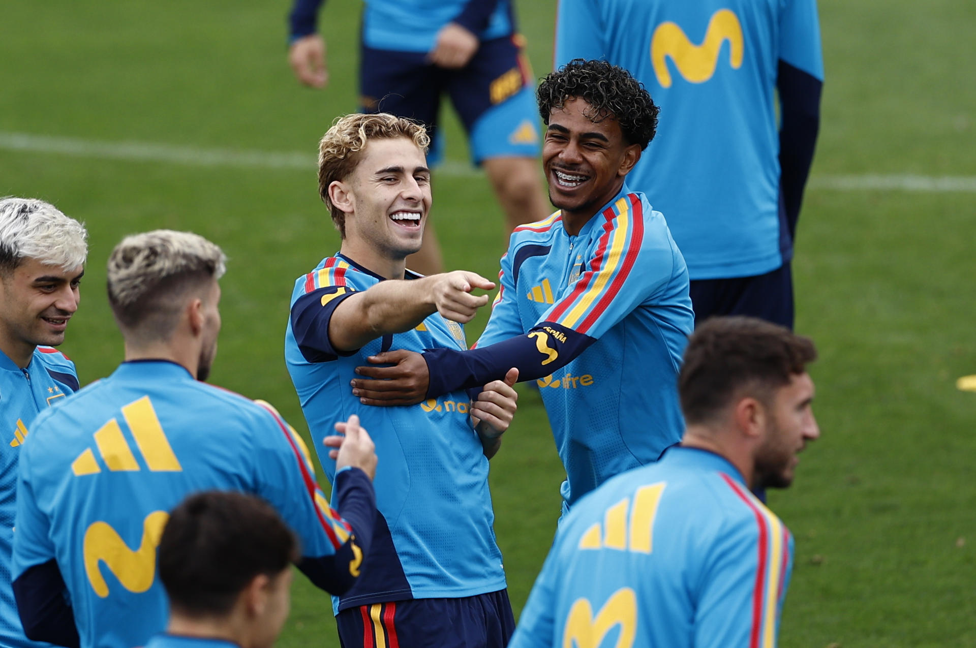 El delantero de la selección española, Lamine Yamal (d) y el centrocampista Fermín (i) bromean durante el entrenamiento del equipo este viernes en la Ciudad del Fútbol de Las Rozas, Madrid, previo a su enfrentamiento de mañana contra la República Checa correspondiente a la tercera jornada de la Liga de las Naciones. EFE/ Rodrigo Jiménez