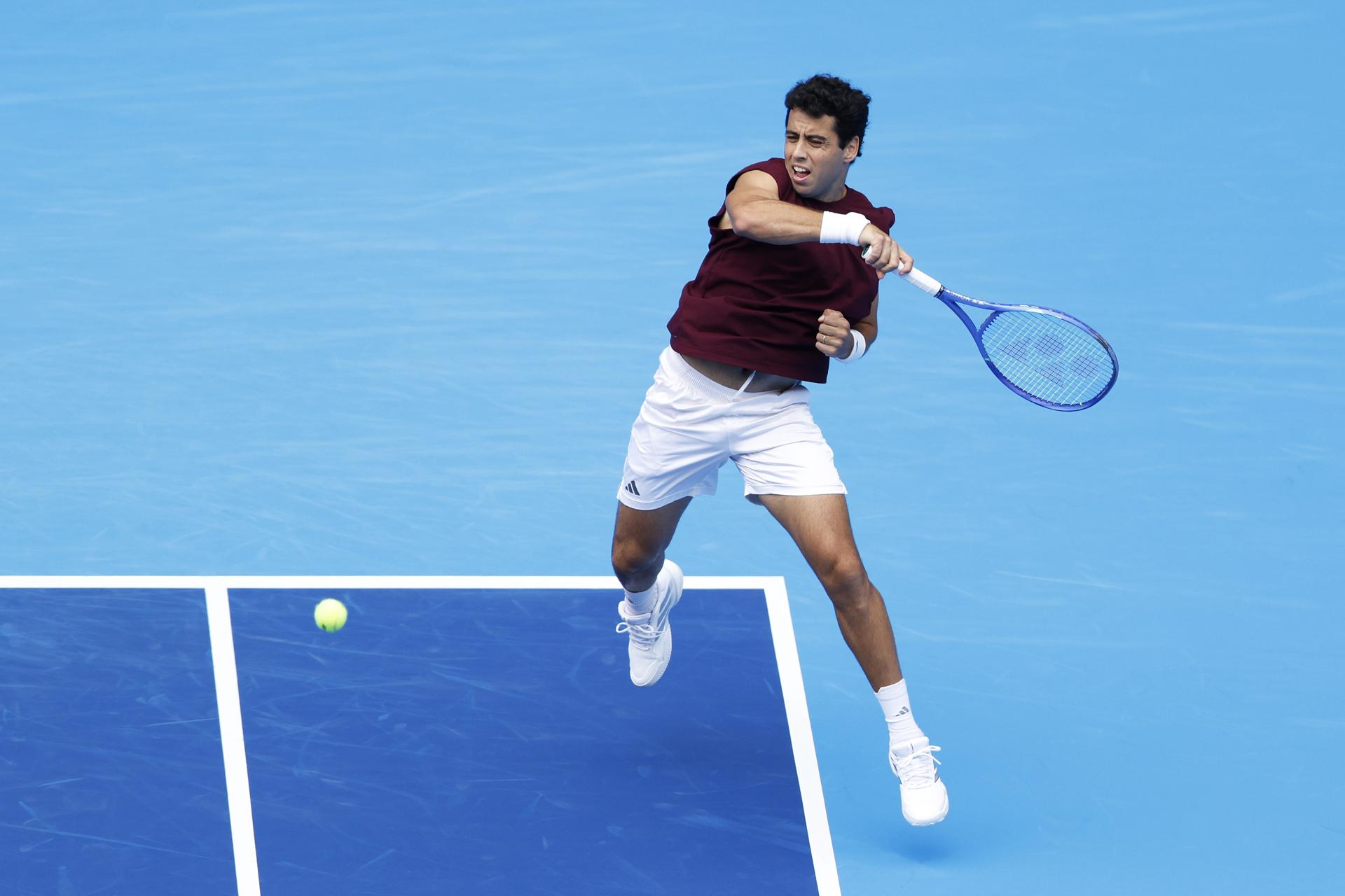 El español Jaume Munar en acción contra el francés Kyrian Jacquet durante su partido de cuartos de final del torneo de tenis Japan Open en el Ariake Colosseum de Tokio (Japón). EFE/KIYOSHI OTA